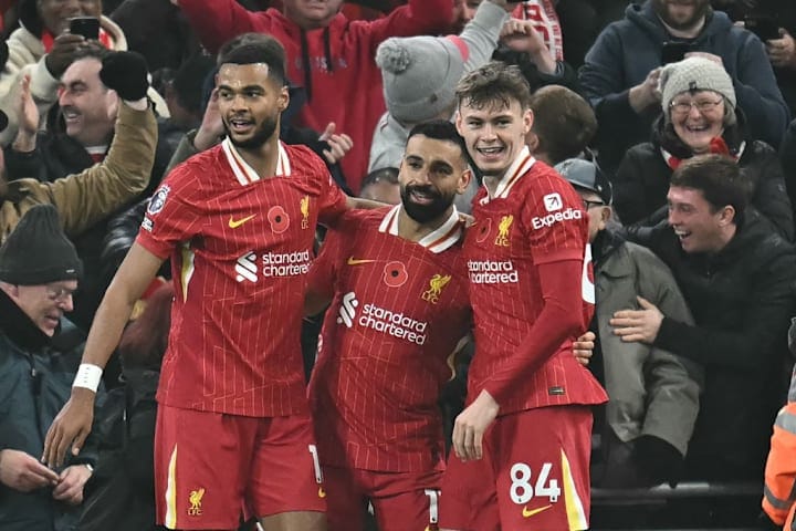 Liverpool comemora gol contra o Aston Villa 